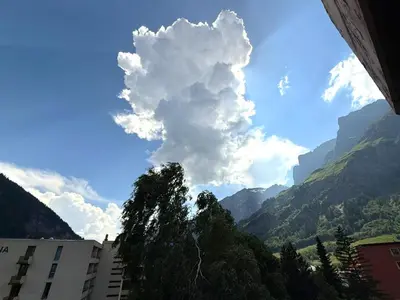 Ein allgemeiner Bergblick oder ein Berglick von der Ferienwohnung aus