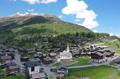 Ein allgemeiner Bergblick oder ein Berglick von der Ferienwohnung aus