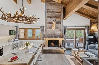 Ein Sitzbereich in der Unterkunft Chalet Skyfall by Mrs Miggins