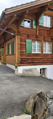 Das Gebäude in dem sich das Privatzimmer befindet