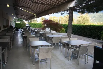 Ein Restaurant oder anderes Speiselokal in der Unterkunft Hotel Du Soleil