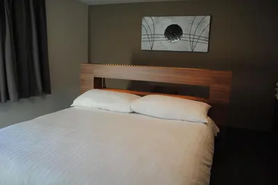 Ein Bett oder Betten in einem Zimmer der Unterkunft Hotel Du Soleil