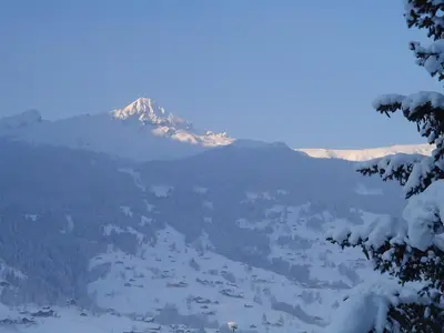 Ein allgemeiner Bergblick oder ein Berglick von des Hotels aus