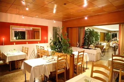 Ein Restaurant oder anderes Speiselokal in der Unterkunft Genusshotel Brienz