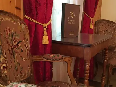 Ein Sitzbereich in der Unterkunft Historic Hotel Steinbock