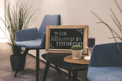 Ein Sitzbereich in der Unterkunft Frutigresort