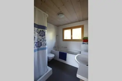 Ein Badezimmer in der Unterkunft Région de GSTAAD, charmant chalet duplex de 80m2