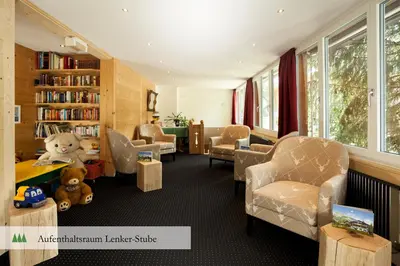 Ein Sitzbereich in der Unterkunft Hotel Waldrand