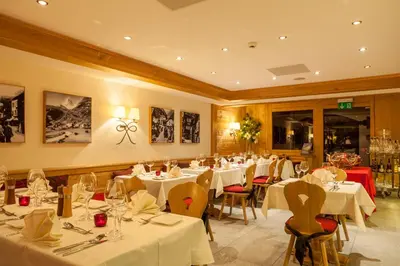 Ein Restaurant oder anderes Speiselokal in der Unterkunft Hotel Holiday
