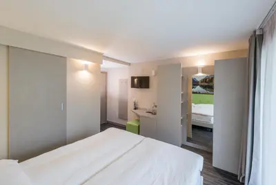 Ein Bett oder Betten in einem Zimmer der Unterkunft Adhhoc Hotel