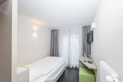 Ein Bett oder Betten in einem Zimmer der Unterkunft Adhhoc Hotel