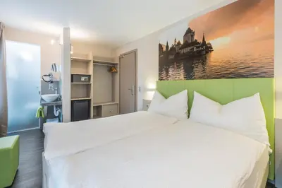 Ein Bett oder Betten in einem Zimmer der Unterkunft Adhhoc Hotel