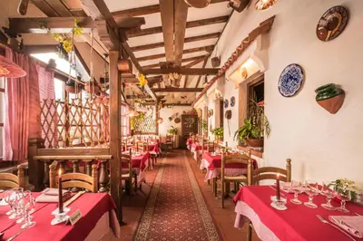 Ein Restaurant oder anderes Speiselokal in der Unterkunft Central Wengen Wonderland: Mezzanine Studio for 4
