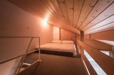 Ein Bett oder Betten in einem Zimmer der Unterkunft Central Wengen Wonderland: Mezzanine Studio for 4