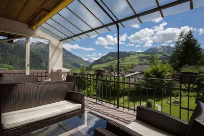 Ein allgemeiner Bergblick oder ein Berglick von des Hotels aus