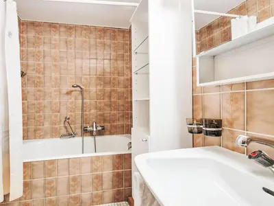 Ein Badezimmer in der Unterkunft Studio Greppon 107 by Interhome