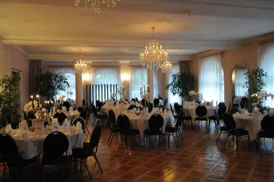 Ein Restaurant oder anderes Speiselokal in der Unterkunft Belle Epoque Hotel Victoria & Apartments