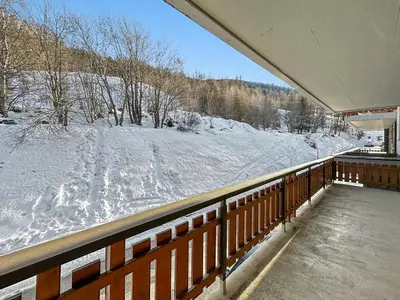 Les Mayens de l'Ours - At the foot of Piste de l'Ours' slope! im Winter