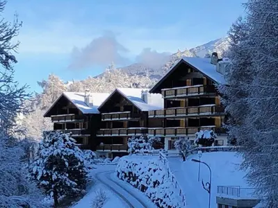 Les Mayens de l'Ours - At the foot of Piste de l'Ours' slope! im Winter