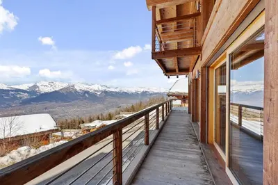 Ein allgemeiner Bergblick oder ein Berglick von des Chalets aus