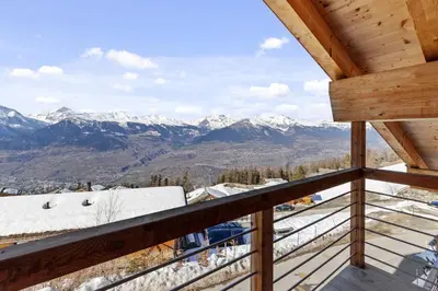 Ein allgemeiner Bergblick oder ein Berglick von des Chalets aus