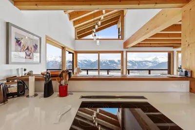 Ein allgemeiner Bergblick oder ein Berglick von des Chalets aus