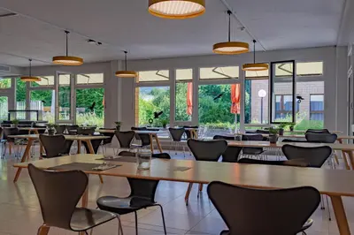 Ein Restaurant oder anderes Speiselokal in der Unterkunft The Lab Capsule