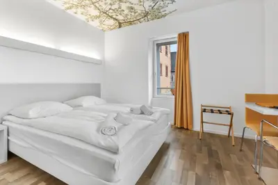 Ein Bett oder Betten in einem Zimmer der Unterkunft Hôtel de la Poste Sierre