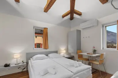 Ein Bett oder Betten in einem Zimmer der Unterkunft Hôtel de la Poste Sierre