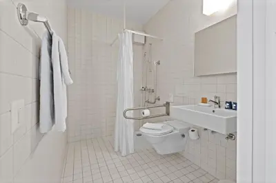 Ein Badezimmer in der Unterkunft Hôtel de la Poste Sierre