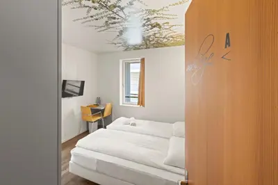Ein Bett oder Betten in einem Zimmer der Unterkunft Hôtel de la Poste Sierre