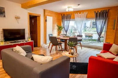 Ein Sitzbereich in der Unterkunft Apartments am See