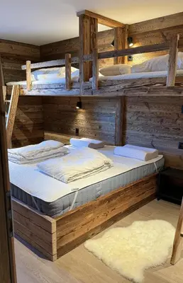Ein Bett oder Betten in einem Zimmer der Unterkunft Paradis Perdu SKI IN & QUIET chalet 14 personnes