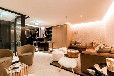 Ein Sitzbereich in der Unterkunft The Base Andermatt