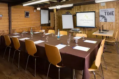 Der Geschäftsbereich oder Konferenzraum in der Unterkunft Hotel La Prairie