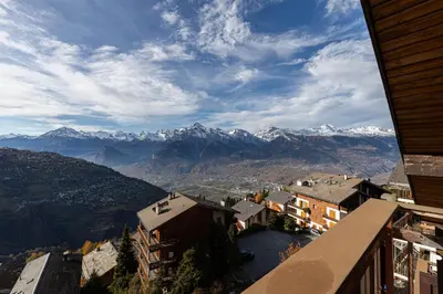 Ein allgemeiner Bergblick oder ein Berglick von der Ferienwohnung aus