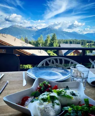 Ein allgemeiner Bergblick oder ein Berglick von des Ferienhauses aus