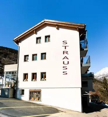 Ein allgemeiner Bergblick oder ein Berglick von des Hotels aus