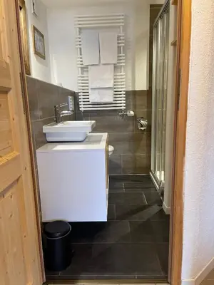 Ein Badezimmer in der Unterkunft Hotel Jägerstübli Grindelwald