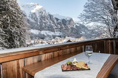 Ein allgemeiner Bergblick oder ein Berglick von des Hotels aus