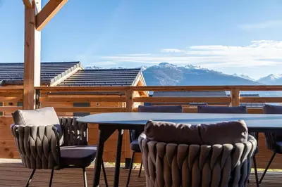 Ein allgemeiner Bergblick oder ein Berglick von des Aparthotels aus