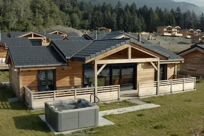 Ein allgemeiner Bergblick oder ein Berglick von des Aparthotels aus