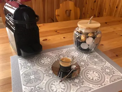 Kaffee-/Teezubehör in der Unterkunft L'Hérensarde, bel appartement avec jardin-terrasse et garage