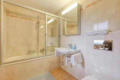 Ein Badezimmer in der Unterkunft Two Bedroom Apartment - Matterhorn view