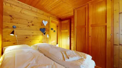 Ein Bett oder Betten in einem Zimmer der Unterkunft Apartment at the bottom of the slopes in Crans-Montana, cosy atmosphere