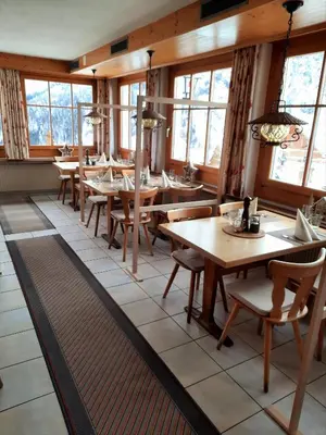 Ein Restaurant oder anderes Speiselokal in der Unterkunft Hotel Restaurant Waldrand, Isenfluh