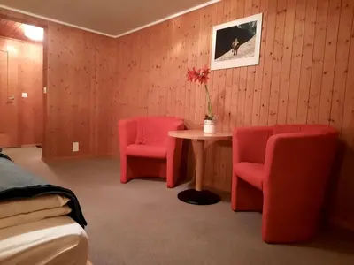 Ein Sitzbereich in der Unterkunft Hotel Restaurant Waldrand, Isenfluh