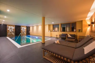 Der Swimmingpool an oder in der Nähe von Chalet Shalimar