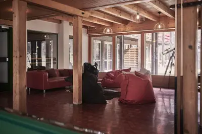 Ein Sitzbereich in der Unterkunft Alpine Base Hostel - Adults only