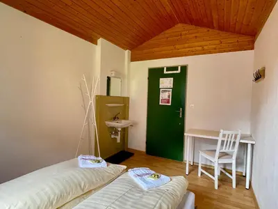 Ein Bett oder Betten in einem Zimmer der Unterkunft Alpine Base Hostel - Adults only